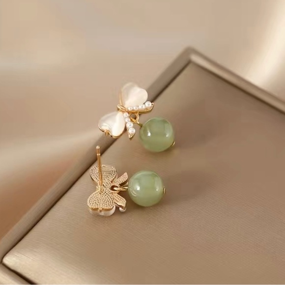 RESTOCKED!! ✨Cute Bow pearl & jade earrings 🎀 Spade Inspired - Picture 3 of 3